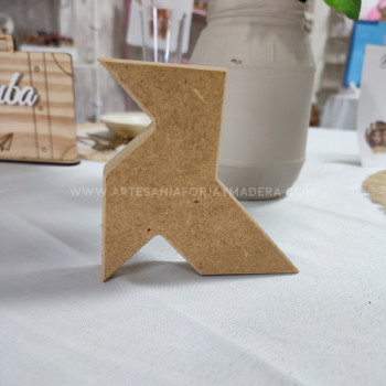 articulo artesanal de decoracion con diseño geometrico de pajarita 2