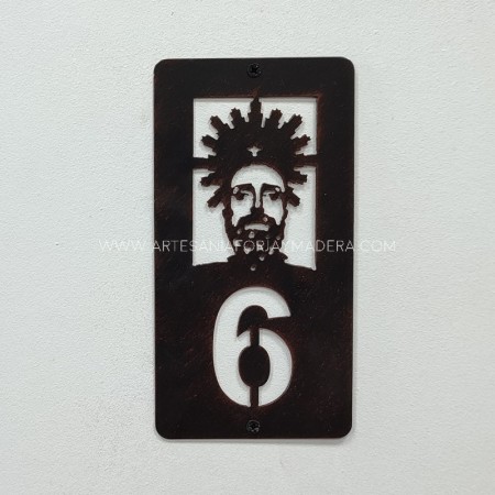 placa numeracion de fachada de metal con san anton exclusivo de Forja y Madera