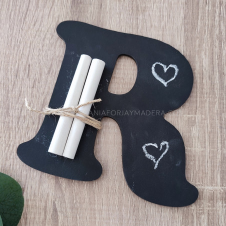 mini pizarra de madera con inicial personalizada