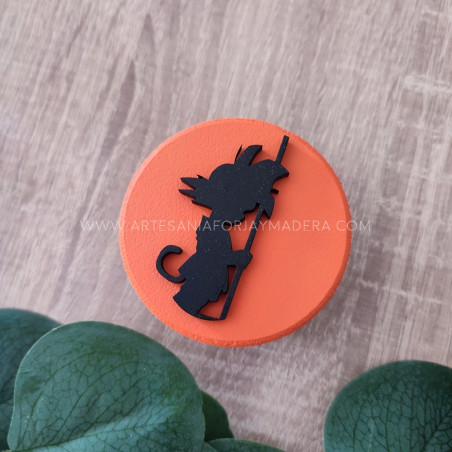 herraje personalizado de madera o metal con forma de personaje
