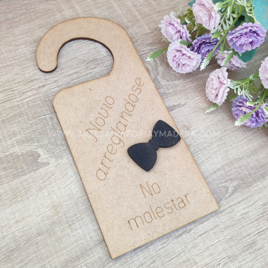 Colgador para puerta Novio Arreglandose