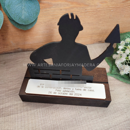 figura de albañil personalizada en madera