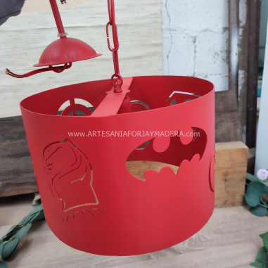 articulo artesanal de lampara de techo con siluetas de superheroes