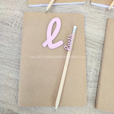 Cuaderno + lápiz con nombre madera