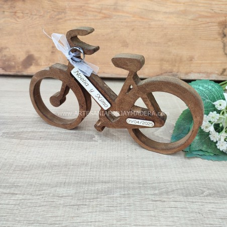 cojin de anillos de boda exclusivo de Forja y Madera con silueta de bici