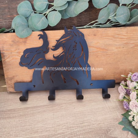 percha de acero con caballo en libertad personalizado