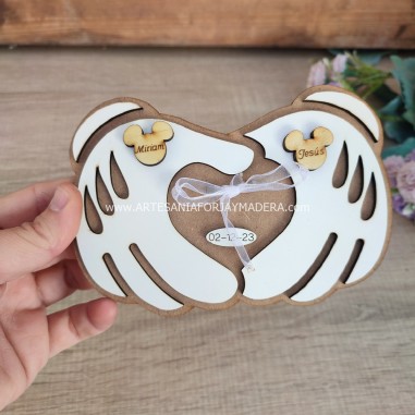 porta alianzas tematico con forma de mano de mickey