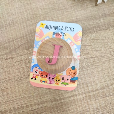 Yoyo de madera Inicial en tarjeta...