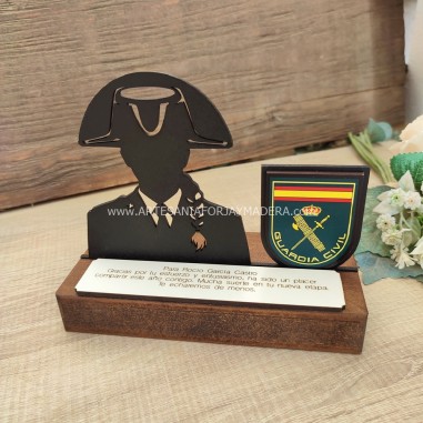 detalle exclusivo de Forja y Madera para mujeres de la guardia civil