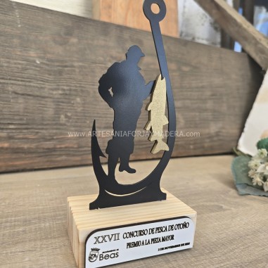 Trofeo hierro mini pescador azuelo