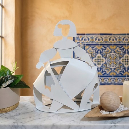 diseño de menina de metal de Forja y Madera con caracter