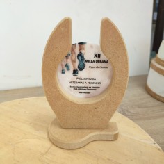 placa o trofeo personalizado para carreras populares con relieve 2