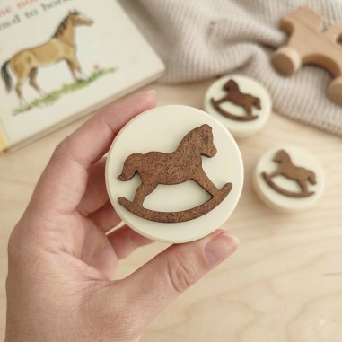 tirador decorativo de caballo balancin con relieve