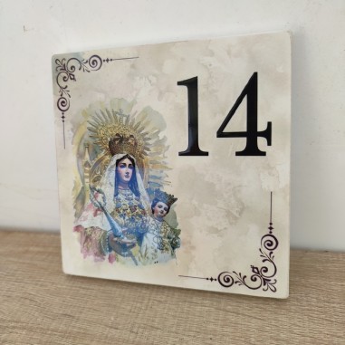 identificador de hogar cuadrado con relieve de la virgen de clarines