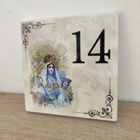 identificador de hogar cuadrado con relieve de la virgen de clarines
