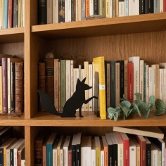 apoyalibros literario con diseño de zorro exclusivo de Forja y Madera