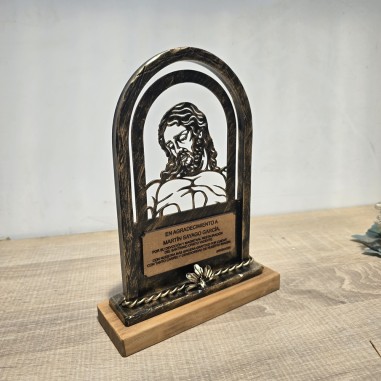 placa conmemorativa religiosa con silueta de cristo