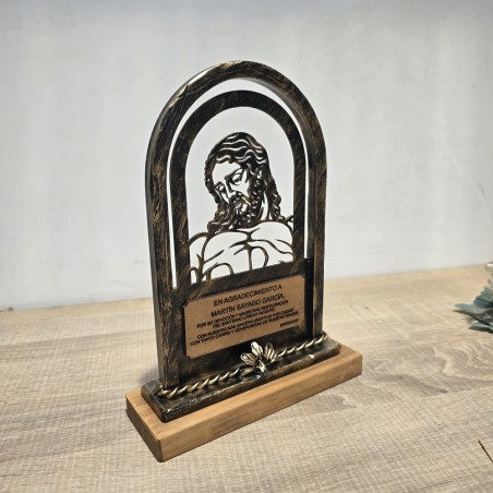 placa conmemorativa religiosa con silueta de cristo