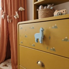 tirador de mueble con diseño de silueta de alpaca exclusivo de Forja y Madera