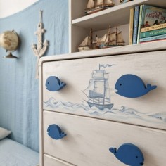 tirador de mueble con diseño de silueta de ballena exclusivo de Forja y Madera