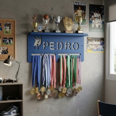perchero medallero de madera y metal exclusivo de Forja y Madera