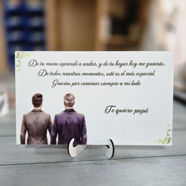 detalle artesanal de madera con diseño ilustrado y mensaje emotivo