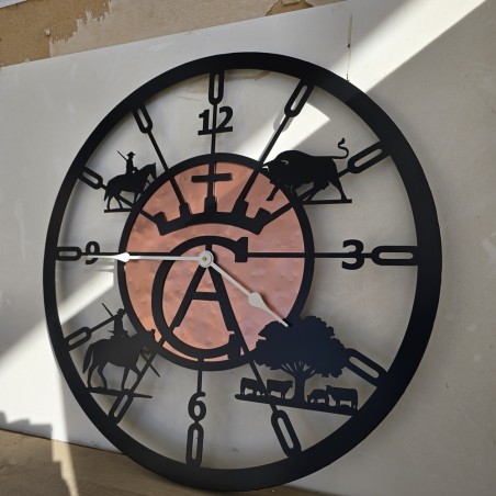 reloj artesanal de metal con tematica de mundo del caballo