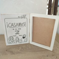 portafotos en forma de libro para bodas con ilustracion de novios personalizado 2
