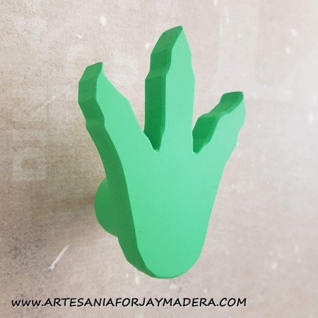 perchero infantil con silueta de huella jurasica exclusivo de Forja y Madera